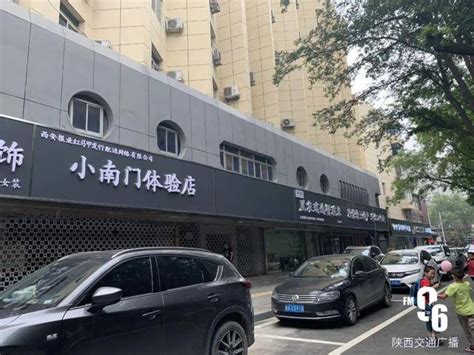 黑底白字招牌|如何看待西安多家店铺被换成黑白招牌？